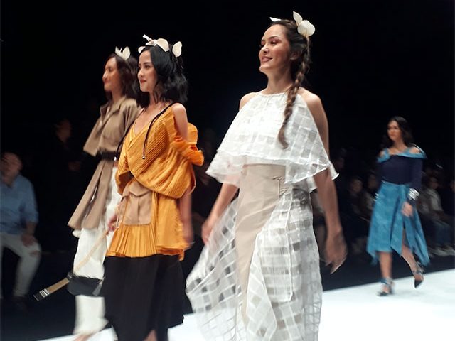 Koleksi para desainer fashion ditampilkan dalam perhelatan pekan mode Jakarta Fashion Week