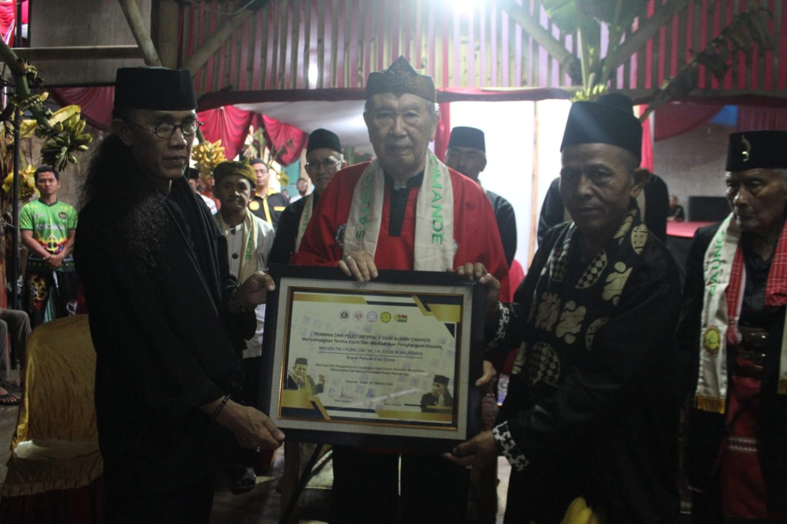 Milad Saung Penca Cimande Bapak Pencak Silat Dunia Berikan Sertifikat