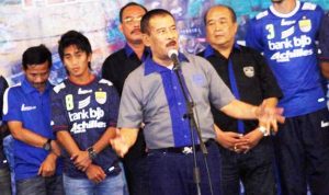 KRITISI BOPI: Manager Persib H Umuh Muchtar saat memberikan sambutan pada “Launching Tim Persib Bandung 2014”