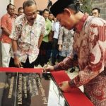 Wakil Wali Kota Cimahi Sudiarto menandatangani prasasti Bank Sampah - bandung ekspres
