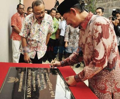 Wakil Wali Kota Cimahi Sudiarto menandatangani prasasti Bank Sampah - bandung ekspres