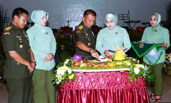 Komandan Kodiklat TNI AD Letnan Jenderal TNI Lodewijk F.Paulus beserta Istri memotong tumpeng -bandung-ekspres