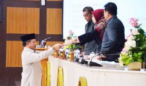 DPRD Jabar Ketua Badan Legislasi Yusuf Fuadz memberikan Hasil Kepurtusan Perubahan Raperda - bandung ekspres