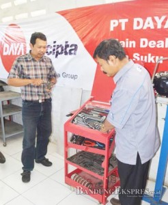 RAKTEK: Pengajar di bengkel milik SMK Prakarya Internasional menyusun perlengkapan yang digunakan untuk keperluan servis sepeda motor.