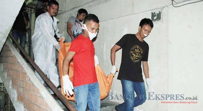 BERANTAKAN: Petugas mengangkat jenazah Teng Hok alias Ahok yang ditemukan tewas di kamarnya bersimbah darah, Sabtu (13/6).