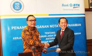 SINERGI: Direktur Utama Bank BTN Maryono berjabat tangan dengan Rektor ITB Prof Dr Ir Kadarsah Suryadi usai menandatangani MOU di ITB belum lama ini