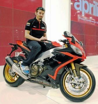 ISTIMEWA BERGAYA: Pembalap moto GP Max Biaggi berfoto di atas sepeda motornya.