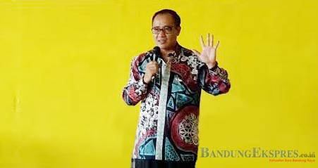 FOTO-FOTO OLEH ATEP KUSMAN/SOREANG EKSPRES H. Dadang Rusdiana SE MSi Anggota DPR-RI dari Fraksi Hanura Dapil II Kabupaten Bandung-Kabupaten Bandung Barat