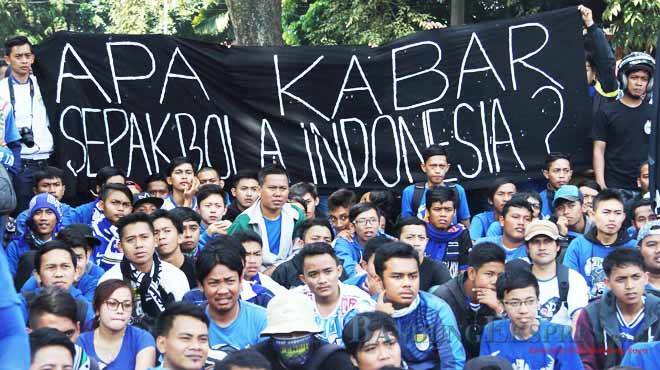 Demo Bobotoh terkaitan Pembekuan PSSI - bandung ekspres