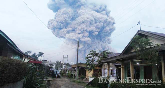 AWAN PANAS: Erupsi Gunung Sinabung terlihat dari dari Desa Lingga, Kabupaten Karo, Rabu (16/6) lalu. Hingga kini status Sinabung masih waspada.
