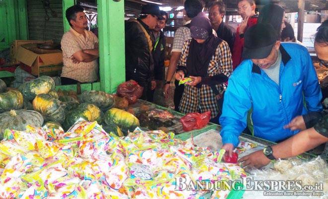 YULLY S. YULIANTI/SOREANG EKSPRES CEK BARANG BUKTI: Polisi memeriksa jelly yang diduga terbuat dari plastik di Pasar Baleendah, Kabupaten Bandung kemarin (18/6).