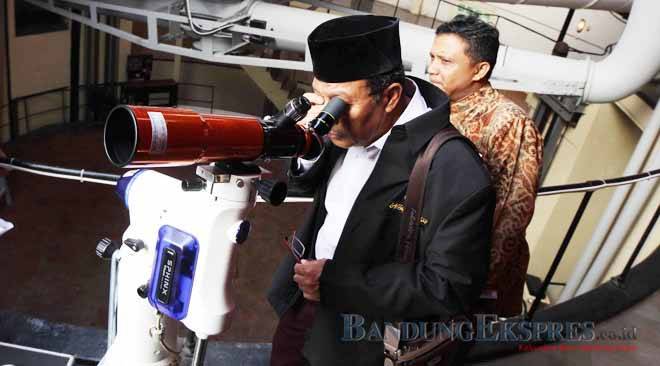 MENEROPONG: Suasana pemantauan hilal dari pusat observatorium Bosscha di Lembang, Kabupaten Bandung Barat, kemarin (16/6).