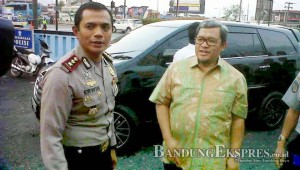 Aher bersama Kapolres Bandung AKBP Erwin Kurniawan di pos lakalantas Cileunyi
