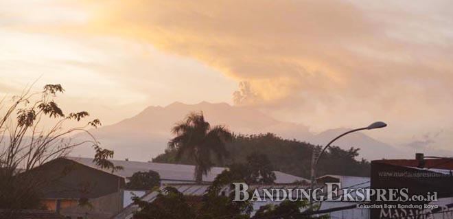 F-DEDY/JAWA POS RADAR BANYUWANGI HUJAN ABU: Gunung Raung menyemburkan abu vulkanik ke udara mengarah ke timur dan tenggara, kemarin siang (10/7).