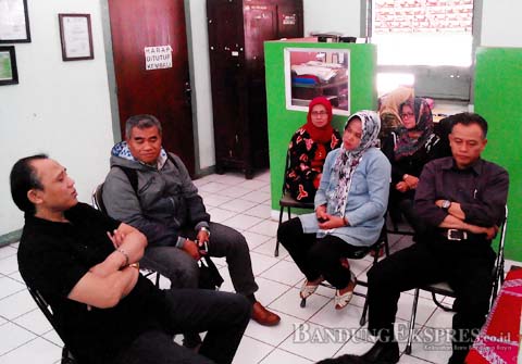 Ketua Komisi D Achmad Nugrahasaat berdialog dengan panitia PPDB