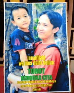 YULLY S. YULIANTI/SOREANG EKSPRES SISA KENANGAN: Foto Rizki dan Yana yang disimpan di depan rumahnya, di Baleendah, Kabupaten Bandung kemarin (22/7).