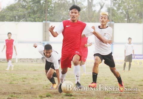 KEJAR: Pemain dari Rangers Fc sedang berusaha merebut bola dari pemain Pop Polda dalam pertandingan lanjutan Liga Ngabuburit Kopi ABC 2015, kemarin (5/6).