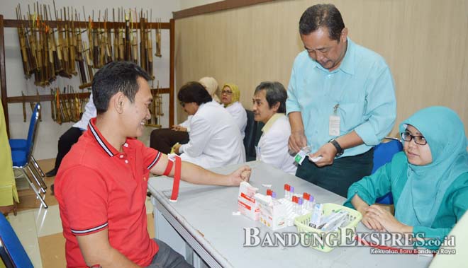 JALANI TES: Bakal Calon Bupati Bandung H Deki Fajar diperiksa dokter bersama kandidat lain di RS Al Ihsan, Kabupaten Bandung kemarin (29/7).