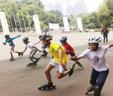 MELUNCUR: Para atlet dari cabang olahraga sepatu roda melaju bersamaan saat menjalani latihan bersama. Mereka tengah di persiapkan untuk menghadapi Malaysia Open