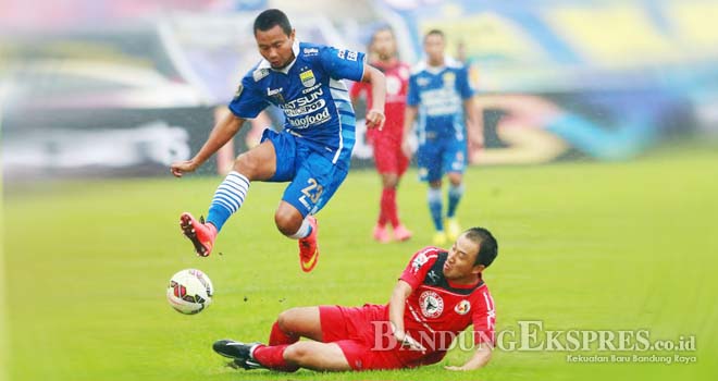 DIJEGAL LAWAN: M Ridwan mendapat hadangan pemain Semen Padang pada laga pembuka QNB League 2015 lalu, setelah akhirnya kompetisi ini dihentikan.