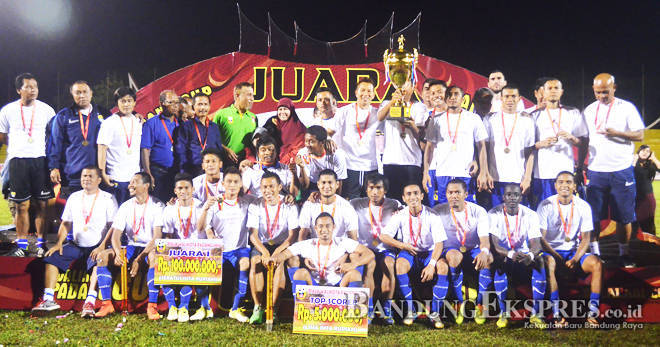 SANG JUARA: Persib Bandung keluar sebagai pemenang dalam pertandingan Wali Kota Cup di GOR H Agus Salim Padang.