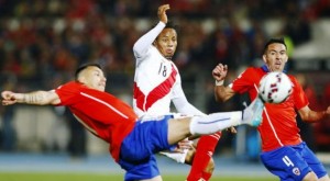 ISTIMEWA DUEL: Pemain timnasional Cile sedang berbut bola dengan pemain dari timnas Peru dalam pertandingan lanjutan Copa America 2015 yang dimenangkan Cile dengan skor 2-1.