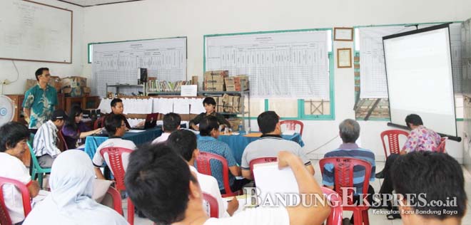 PERHATIKAN SEKSAMA: Petugas PPL dan PPS melakukan penghitungan suara dukungan calon kada. Di Kabupaten Bandung 21.554 bukti dukungan untuk Sabda Guna tak lengkap.