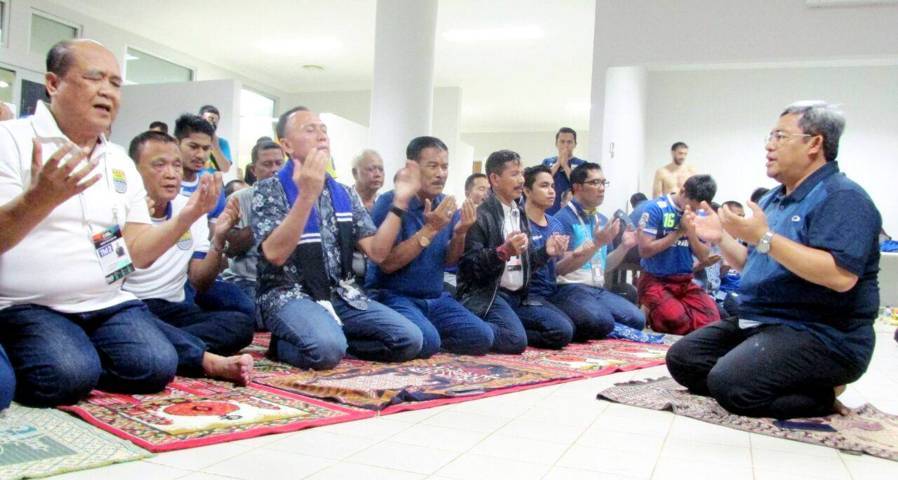 BERDOA: Gubernur Jawa Barat Ahmad Heryawan saat memimpin doa bersama sesaat sebelum Persib berlaga dalam final ISL beberapa waktu lalu.