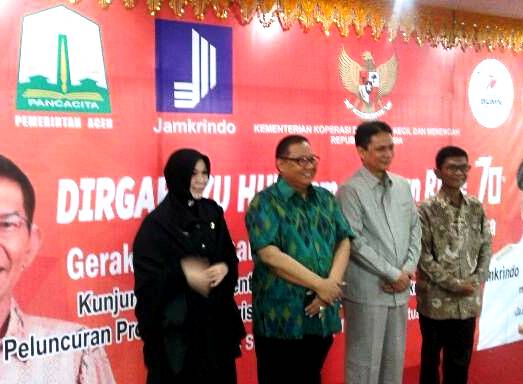 ISTIMEWA FOR BANDUNG EKSPRES PEDULI UMKM: Menteri Koperasi dan UKM Puspayoga (dua dari kiri) dan Direktur Utama Jamkrindo Diding S. Anwar dalam pameran untuk pelaku usaha UKM.