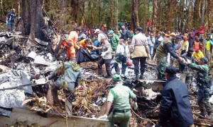 Evakuasi-Korban-Trigana-Air_Istimewa_Cendrawasih-Pos - bandung ekspres