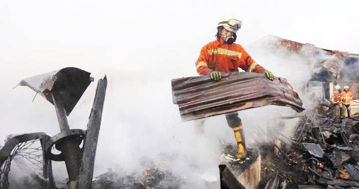 VAKUASI: Seorang petugas Pemadam Kebakaran Kota Bandung saat membersihkan puing-puing sisa kebakaran, beberapa waktu lalu. Kejadian kebakaran juga sempat melanda Pasar Lembang.