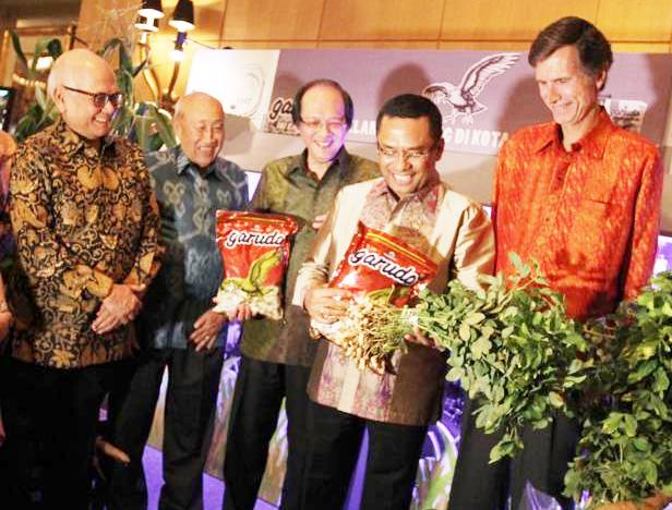 ULANG TAHUN: Chairman GarudaFood Group Sudhamek AWS menunjukan tanaman kacang saat ulang tahun perusahaan ke 25 di Jakarta