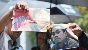 AKSI PROTES: Gerakan Ganyang Mafia Hukum (GGMHI) membakar foto Gayus Tambunan di depan Lapas Klas 1 Sukamiskin, Jalan A.H. Nasution, Kota Bandung, Selasa (22/9) lalu.