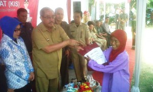 HENDRIK KAPATYADI/BANDUNG EKSPRES SIMBOLIS: Bupati Bandung Barat Abubakar menyerahkan Kartu Indonesia Sehat (KIS) saat peluncuran KIS kemarin.