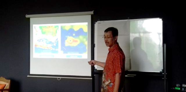YAYAN AGUSTIAN/BANDUNG ESKPRES PRESENTASI: Peneliti dari Universitas Gajah Mada (UGM) Dhani Irwanto saat menjelaskan penemuannya berupa teori Atlantis yang berada di Laut Jawa.