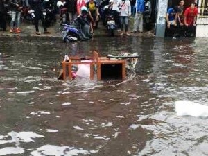 Banjir Hanyutkan Gerobak Pedagang