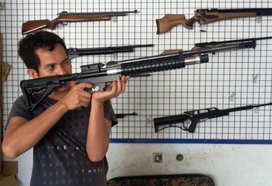 Hermanto pemilik Toko Tangkas Sport memperlihatkan salah satu senapan 4,5 milimeter buatan Cipacing.