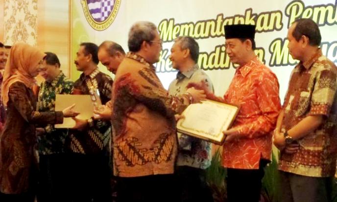 Cimahi Raih Anugerah Satu Data Pembangunan