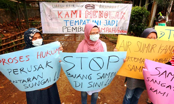 Aksi Warga Cisaranten Tolak TPS
