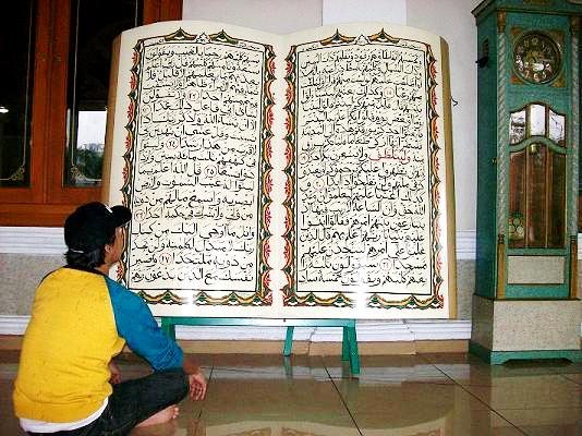 Membaca Al-Qur'an kayu di Masjid Agung Sumedang. Foto adji -