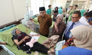 Ridwan Kamil Jenguk Pasien Rumah Sakit