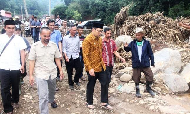 RK peduli korban bencana banjir bnadang di Desa Sukakerti