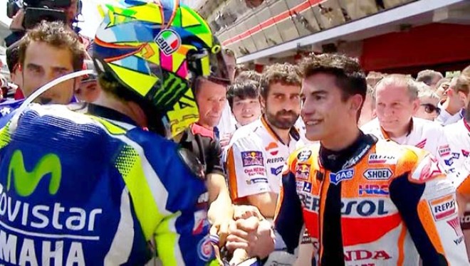 Rossi dan Marquez berjabat tangan