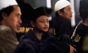MENYIMAK CERAMAH: Para jemaah Pagar Nusa mendengar tausiah saat istigosah