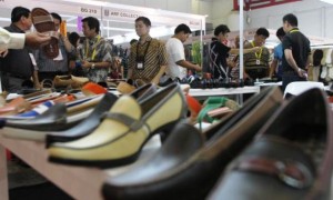 EKONOMI KREATIF: Sejumlah pengunjung melihat-lihat koleksi sepatu dari kulit dalam sebuah pameran. Industri kreatif terus didorong untuk tingkatkan ekonomi.