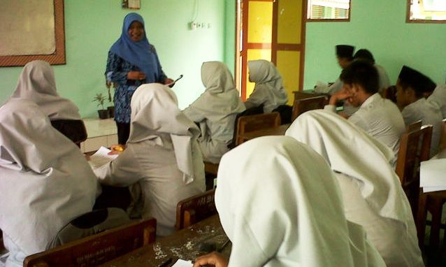 ILUSTRASI BELAJAR: Seorang guru melaksanakan kegiatan belajar mengajar agama di madrasah.