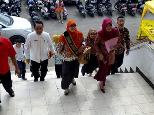 Ketua Pusat Pelayanan Terpadu Pemberdayaan Perempuan dan Anak (P2TP2A) Jawa Barat, Dr. Hj. Netty Prasetiyani Heryawan, M.Si dan Sekda Sumedang, H Zaenal Alimin saat tiba di lokasi Parents Gathering, hari ini.