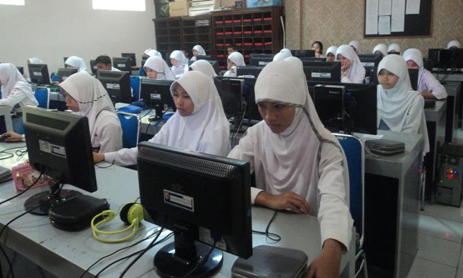Kemendikbud memastikan siswa melakukan ujian nasional berbasis komputer (UNBK) pada 2017. Meski demikian beberapa daerah di Indonesia masih menggunakan kertas.