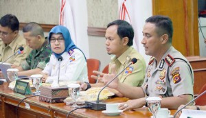 Wali Kota Bogor Bima Arya (kedua dari kanan) bersama dinas terkait saat melakukan koordinasi tata ulang rute angkot. (foto:Istimewa)