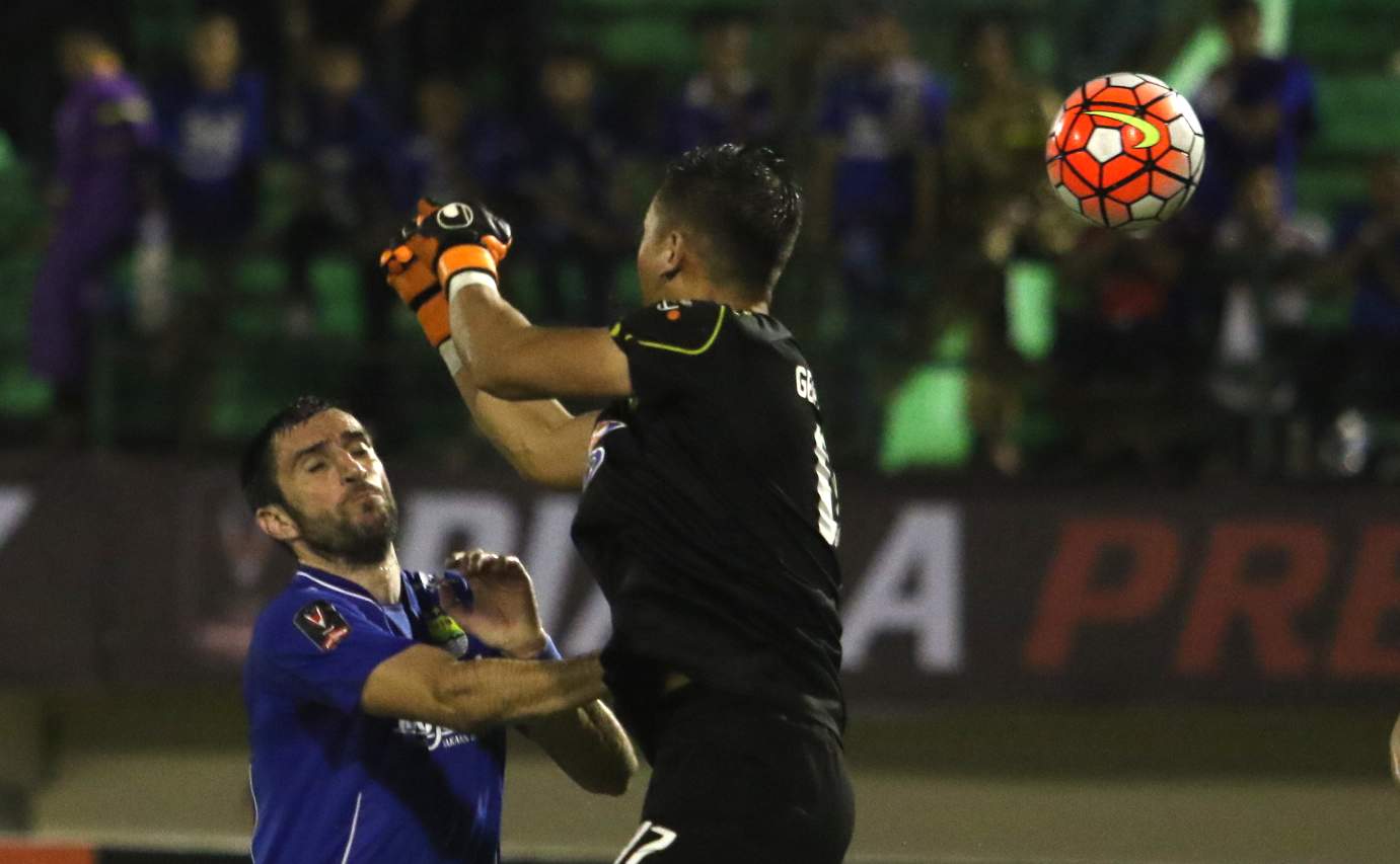 Persib Bandung memastikan diri lolos ke semifinal Piala Presiden 2017 usai menahan laju Mitra Kukar 3-2 pada babak delapan di Stadion Manahan, Solo, kemarin (25/2).